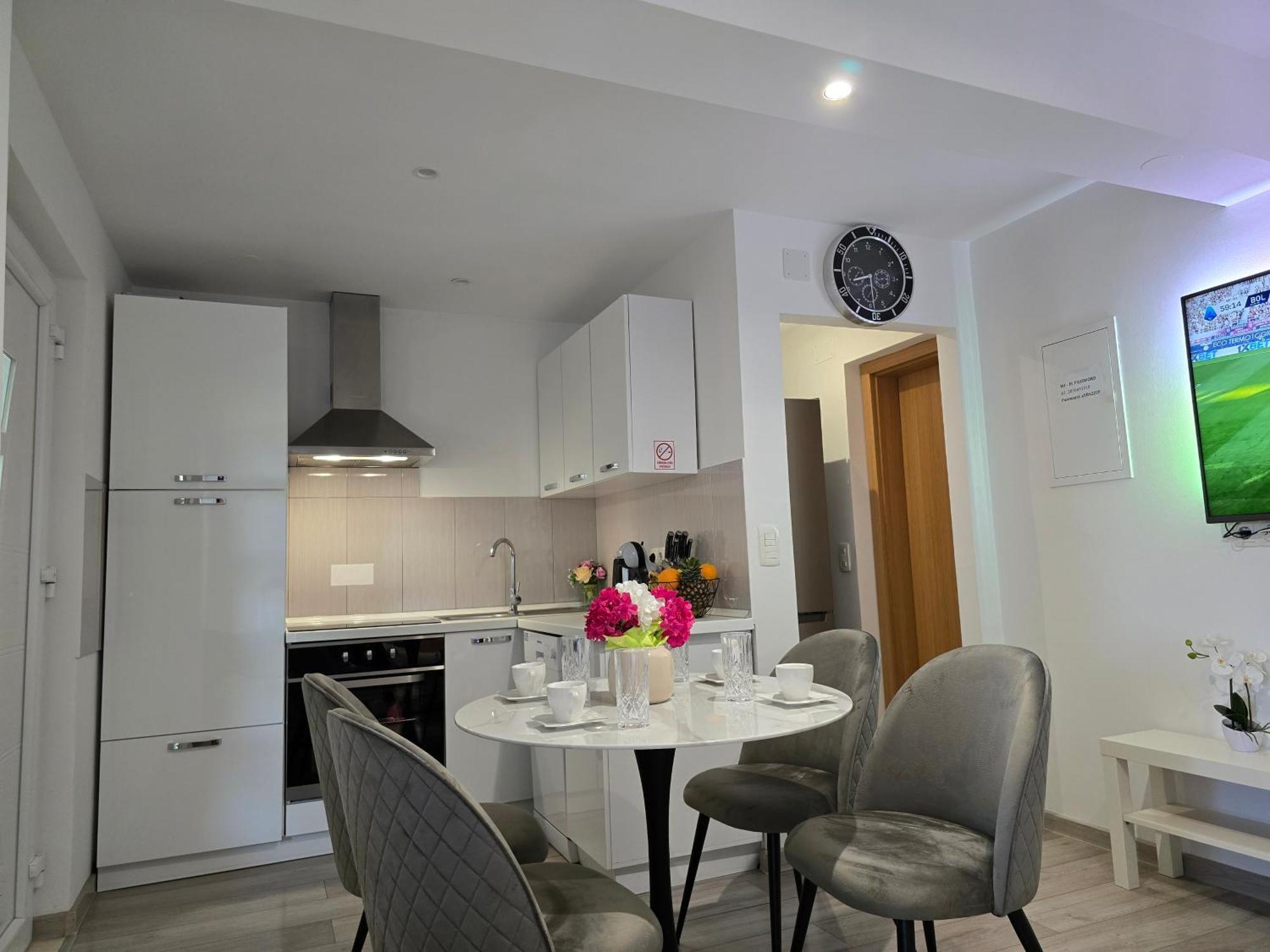 Apartment Blanca With Jacuzzi,Terase And Private Parking Kastela Exterior photo