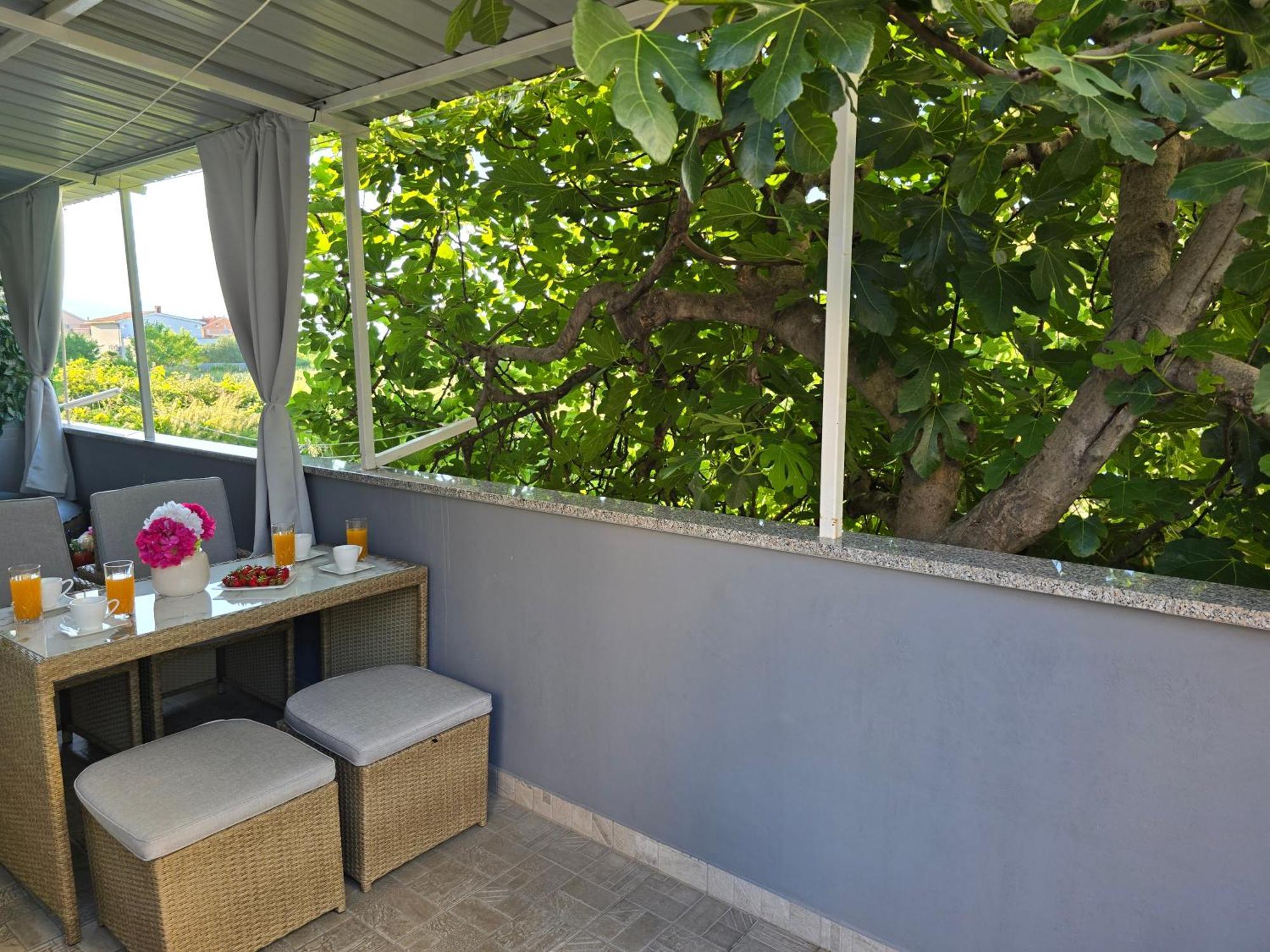 Apartment Blanca With Jacuzzi,Terase And Private Parking Kastela Exterior photo