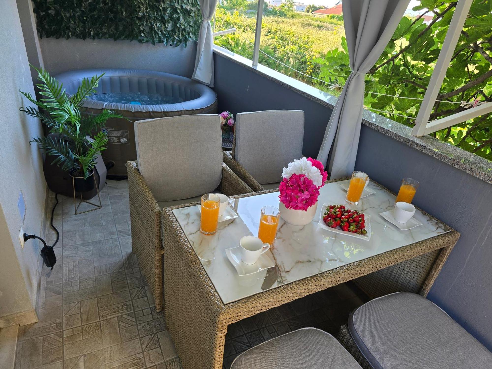 Apartment Blanca With Jacuzzi,Terase And Private Parking Kastela Exterior photo