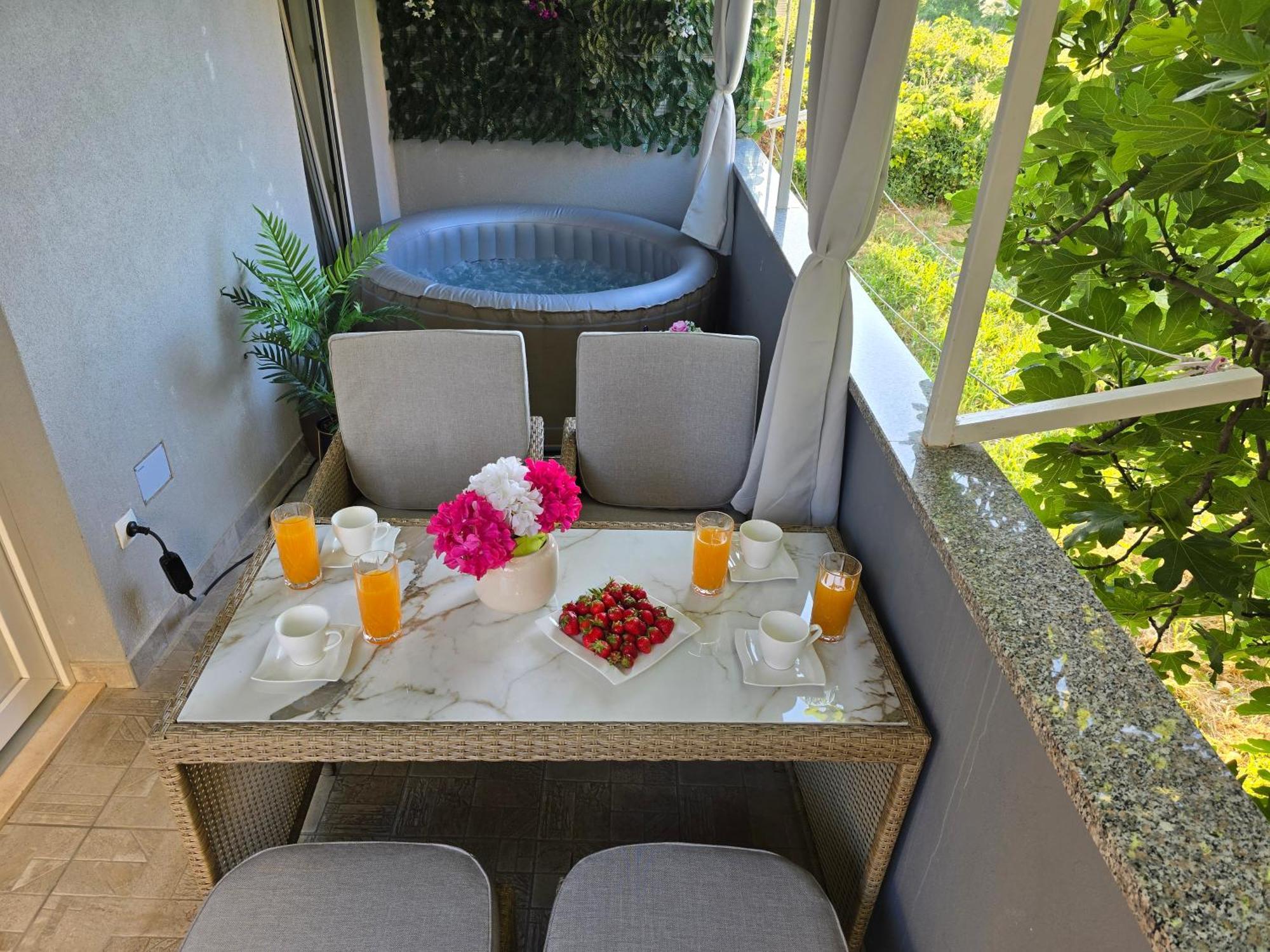 Apartment Blanca With Jacuzzi,Terase And Private Parking Kastela Exterior photo
