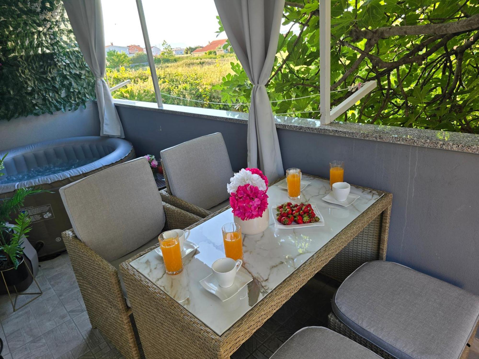 Apartment Blanca With Jacuzzi,Terase And Private Parking Kastela Exterior photo