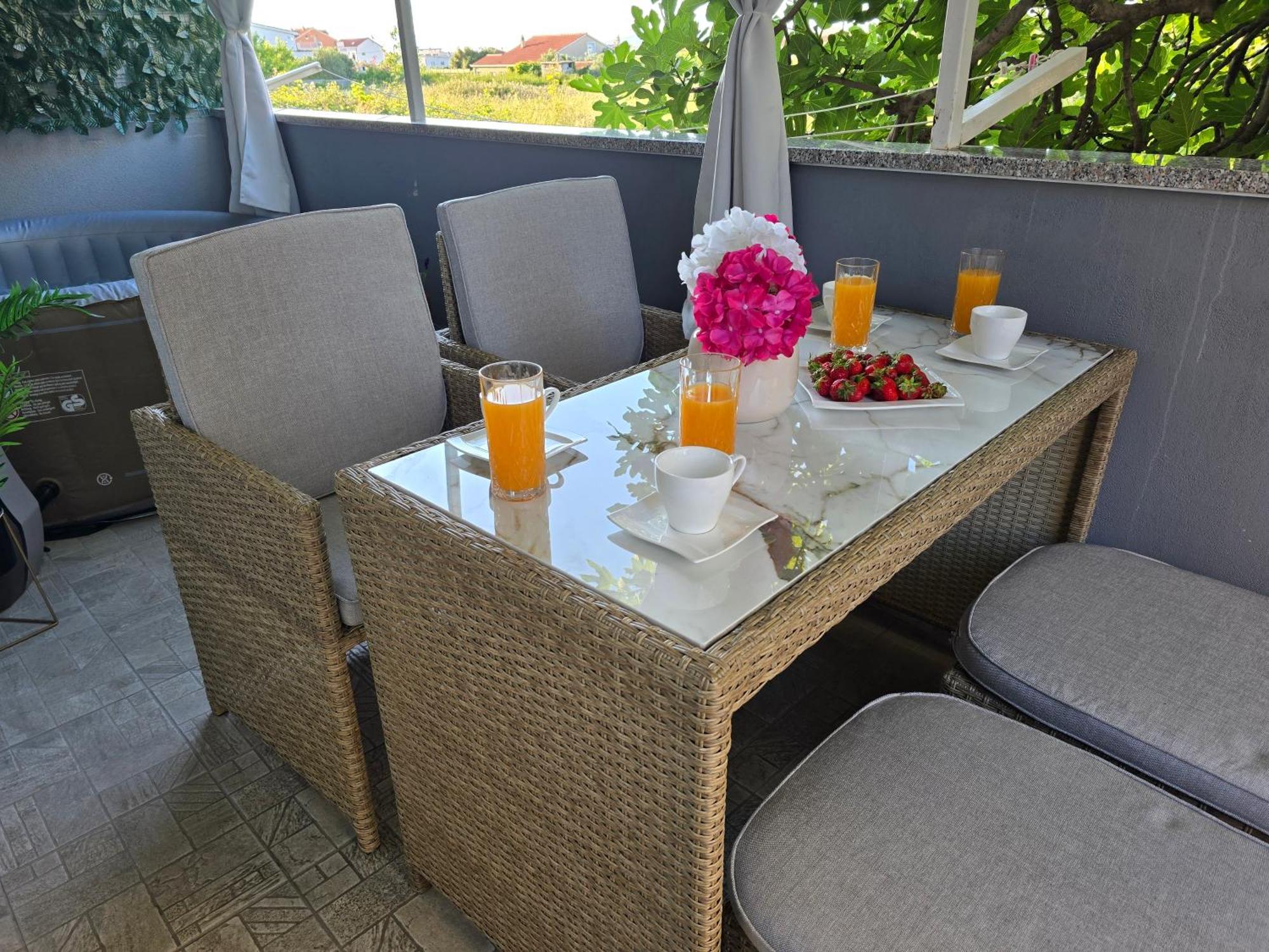 Apartment Blanca With Jacuzzi,Terase And Private Parking Kastela Exterior photo